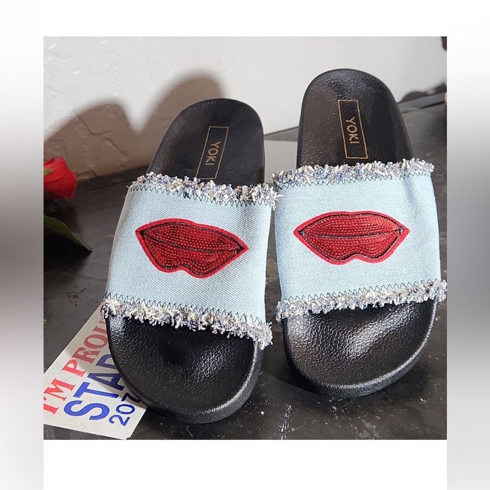 Yoki Blue Denim Frayed Slide Sandal Chic Whimsical Red Sequin Lip Design NWT S-9